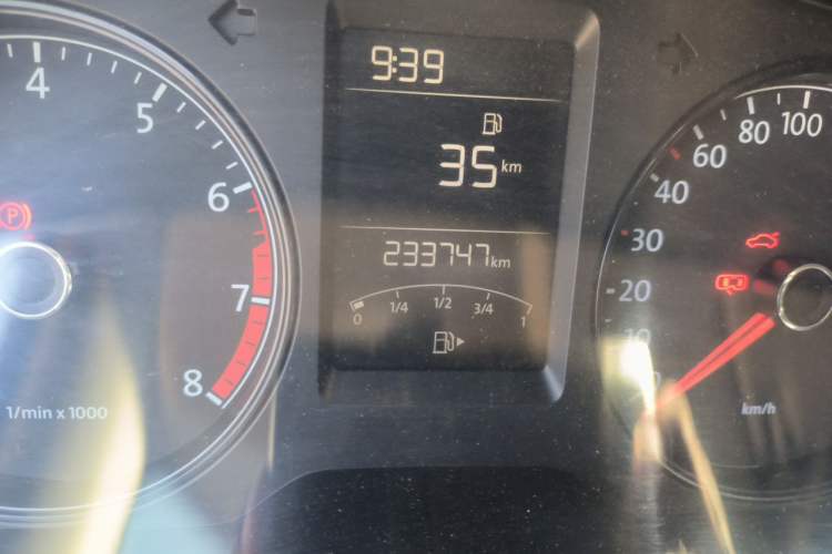 Used Volkswagen Lavida 2013 Revised Classic 1.6L Manual Fashion Edition Odometer Close Up