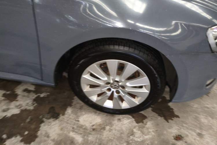 Used Volkswagen Lavida 2013 Restyled Classic 1.6L Manual Comfort Edition Right Front Wheel Hub