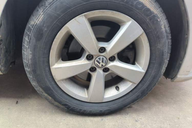 Used Volkswagen Lavida 2013 Revised Classic 1.6L Manual Fashion Edition Right Front Wheel Hub