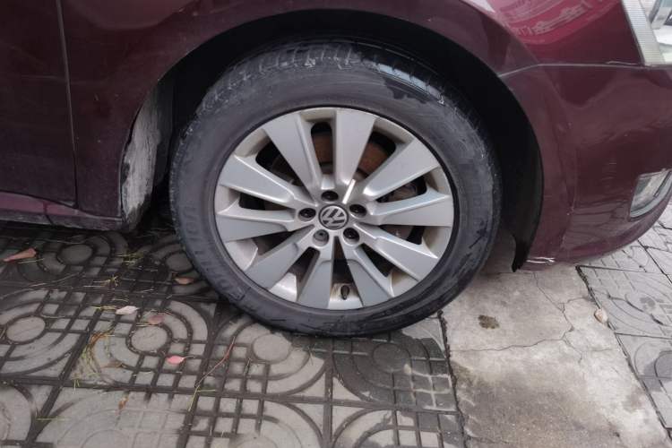 Used Volkswagen Lavida 2013 Restyled Classic 1.6L Manual Comfort Edition Right Front Wheel Hub