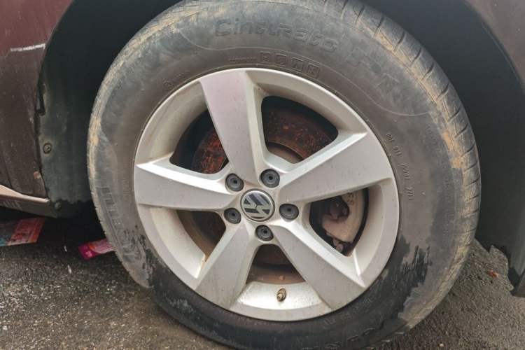 Used Volkswagen Lavida 2013 Revised Classic 1.6L Automatic Fashion Edition Right Front Wheel Hub