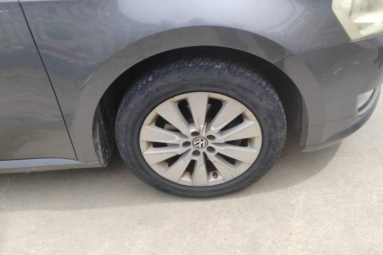 Used Volkswagen Lavida 2013 1.4TSI DSG Comfort Edition Right Front Wheel Hub