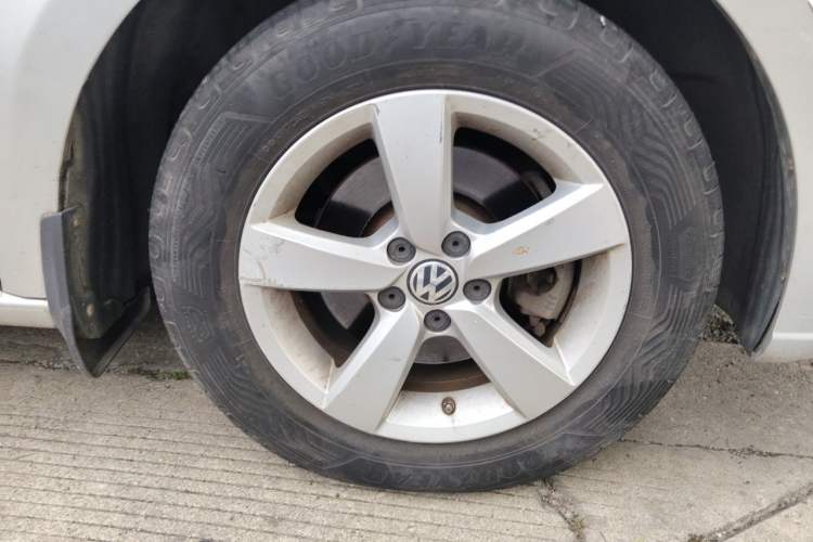 Used Volkswagen Lavida 2013 Revised Classic 1.6L Automatic Fashion Edition Right Front Wheel Hub