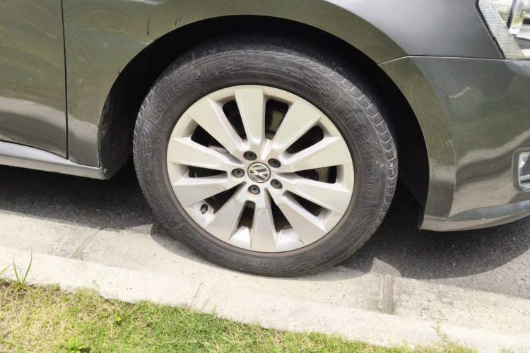 Used Volkswagen Lavida 2013 1.6L Manual Comfort Edition Right Front Wheel Hub
