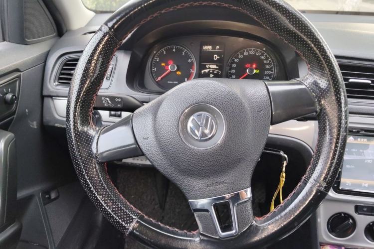 Used Volkswagen Lavida 2013 Revised Classic 1.6L Automatic Fashion Edition Steering Wheel