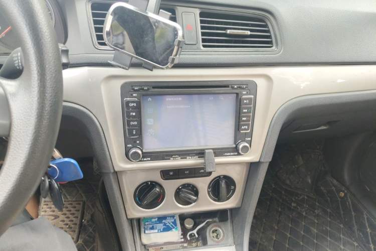 Used Volkswagen Lavida 2013 Revised Classic 1.6L Manual Fashion Edition Audio And AC Panel