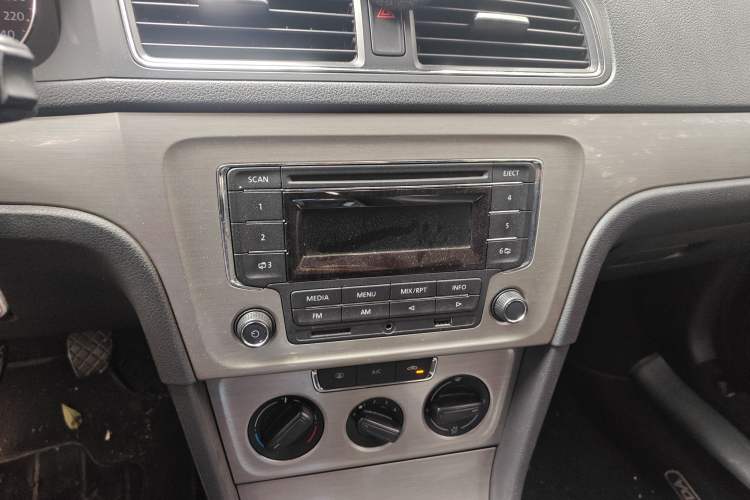 Used Volkswagen Lavida 2013 Restyled Classic 1.6L Manual Comfort Edition Audio And AC Panel
