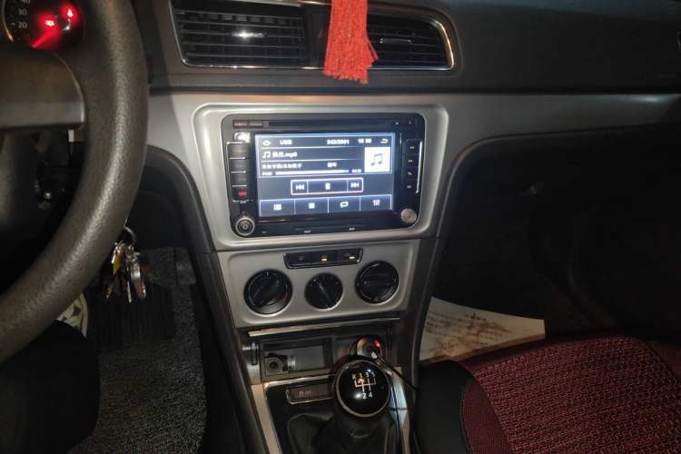 Used Volkswagen Lavida 2013 Restyled Classic 1.6L Manual Comfort Edition Audio And AC Panel