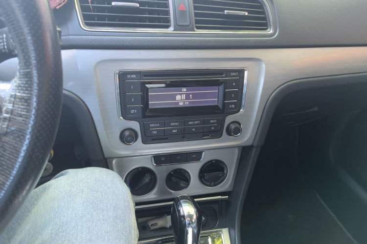Used Volkswagen Lavida 2013 1.6L Automatic Comfort Edition Audio And AC Panel