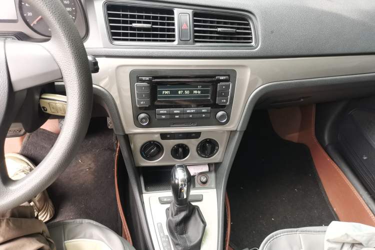 Used Volkswagen Lavida 2013 1.6L Automatic Fashion Edition Audio And AC Panel