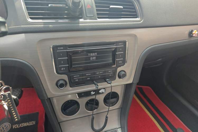 Used Volkswagen Lavida 2013 Restyled Classic 1.6L Manual Comfort Edition Audio And AC Panel