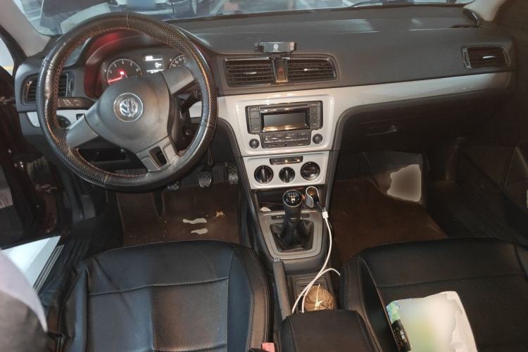 Used Volkswagen Lavida 2013 Revised Classic 1.6L Manual Fashion Edition Center Console