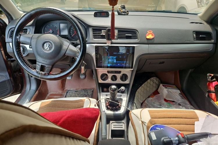 Used Volkswagen Lavida 2013 Revised Classic 1.6L Manual Fashion Edition Center Console