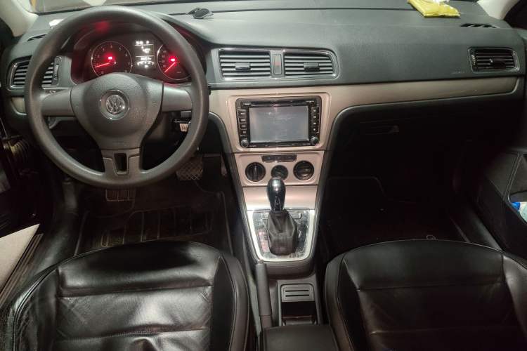 Used Volkswagen Lavida 2013 Restyled Classic 1.6L Automatic Comfort Edition Center Console