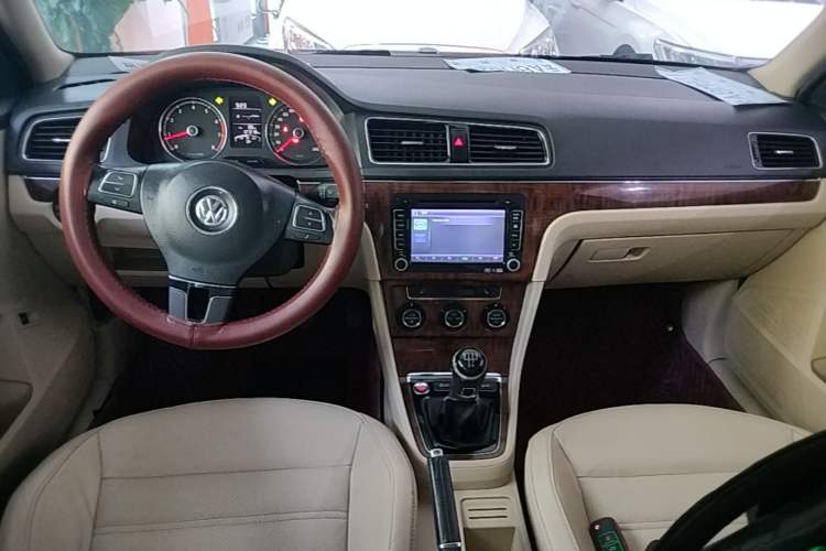 Used Volkswagen Lavida 2013 1.4 TSI Manual Luxury Edition Center Console