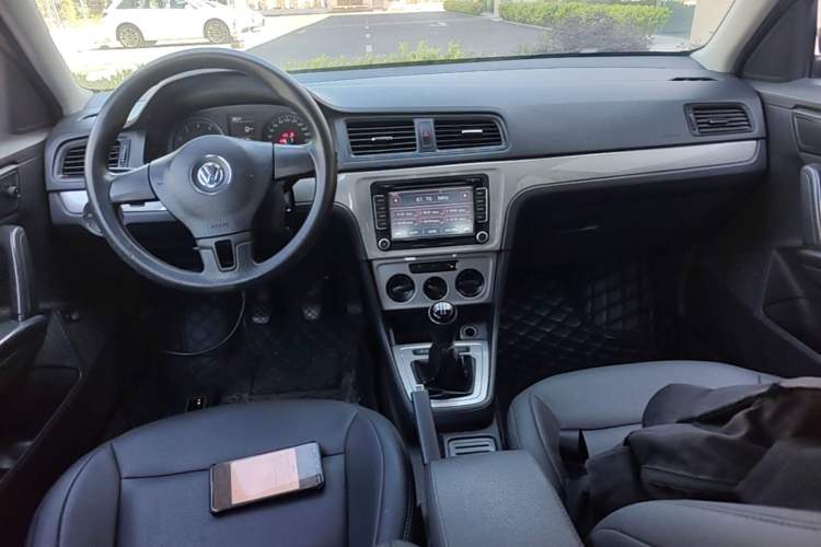 Used Volkswagen Lavida 2013 Revised Classic 1.6L Manual Fashion Edition Center Console