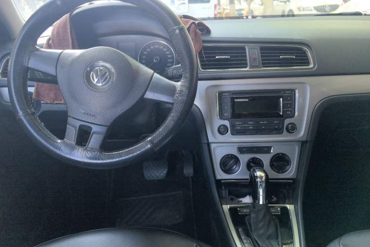 Used Volkswagen Lavida 2013 1.6L Automatic Comfort Edition Center Console