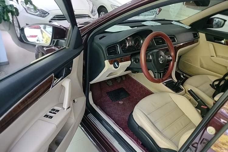 Used Volkswagen Lavida 2013 1.4 TSI Manual Luxury Edition Driver Seat
