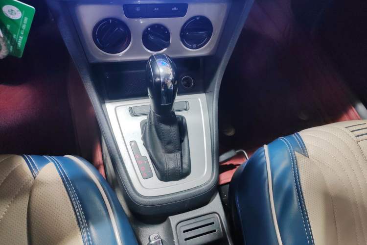 Used Volkswagen Lavida 2013 Revised Classic 1.6L Automatic Fashion Edition Gear Lever