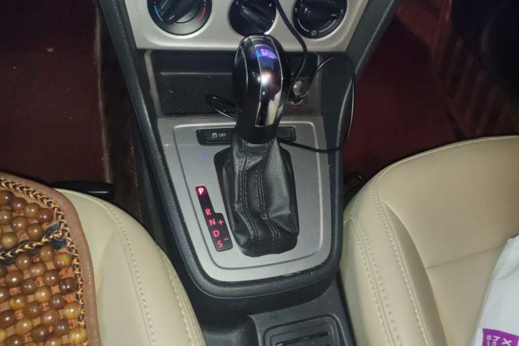 Used Volkswagen Lavida 2013 Revised Classic 1.6L Automatic Fashion Edition Gear Lever