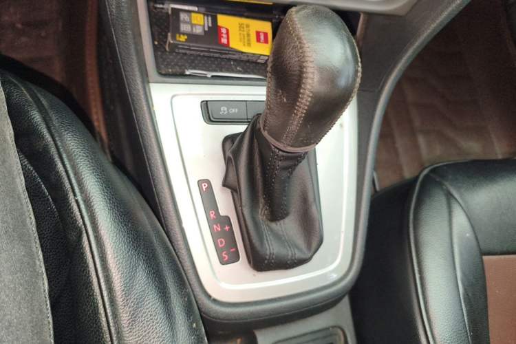 Used Volkswagen Lavida 2013 Revised Classic 1.6L Automatic Fashion Edition Gear Lever