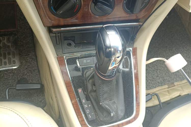 Used Volkswagen Lavida 2013 Restyled Classic 1.6L Automatic Comfort Edition Gear Lever