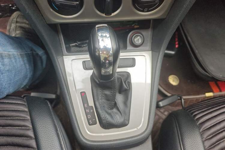Used Volkswagen Lavida 2013 Revised Classic 1.6L Automatic Fashion Edition Gear Lever