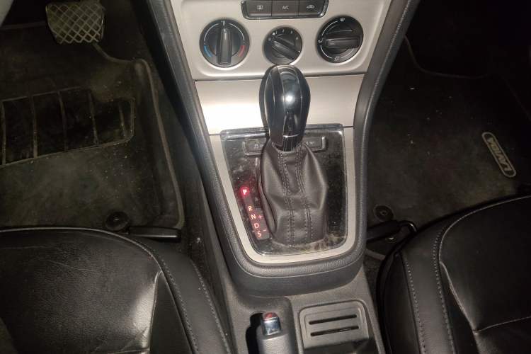 Used Volkswagen Lavida 2013 Restyled Classic 1.6L Automatic Comfort Edition Gear Lever