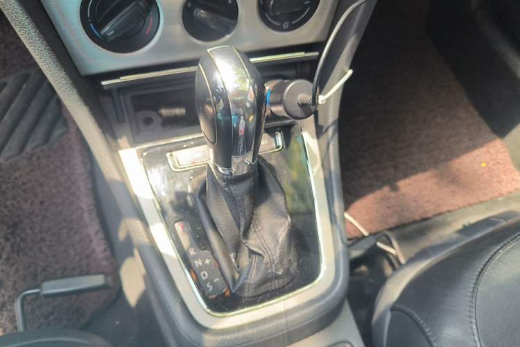 Used Volkswagen Lavida 2013 1.6L Automatic Comfort Edition Gear Lever