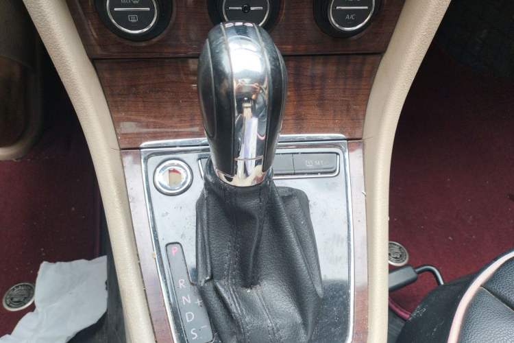 Used Volkswagen Lavida 2013 1.4 TSI DSG Luxury Navigation Edition Gear Lever