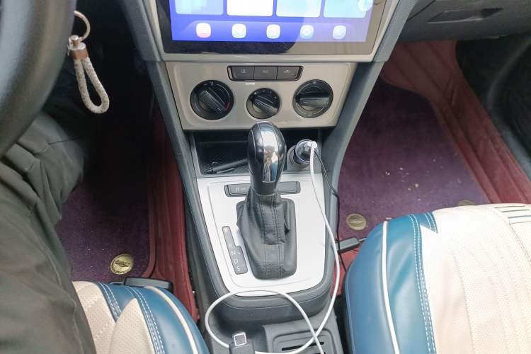 Used Volkswagen Lavida 2013 Revised Classic 1.6L Automatic Fashion Edition Gear Lever