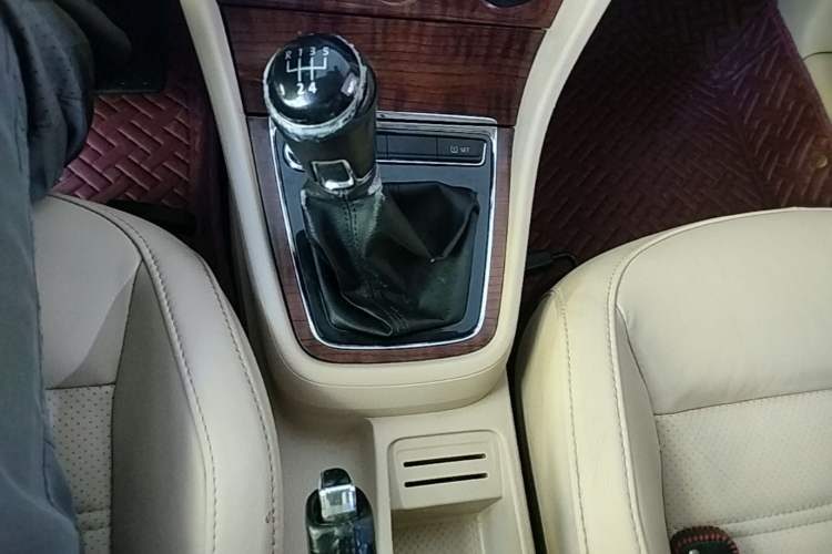 Used Volkswagen Lavida 2013 1.4 TSI Manual Luxury Edition Gear Lever
