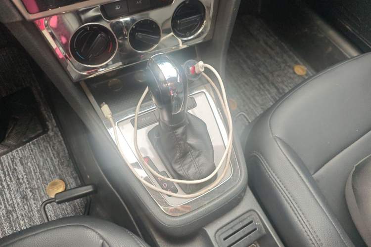 Used Volkswagen Lavida 2013 Revised Classic 1.6L Automatic Fashion Edition Gear Lever