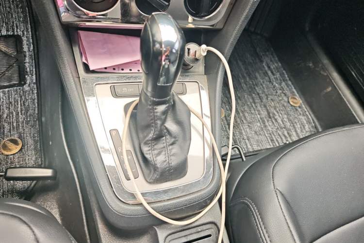 Used Volkswagen Lavida 2013 Revised Classic 1.6L Automatic Fashion Edition Gear Lever