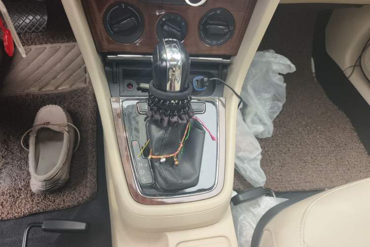 Used Volkswagen Lavida 2013 1.4TSI DSG Comfort Edition Gear Lever