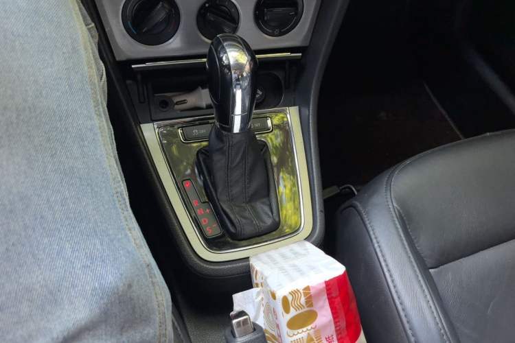 Used Volkswagen Lavida 2013 1.6L Automatic Comfort Edition Gear Lever