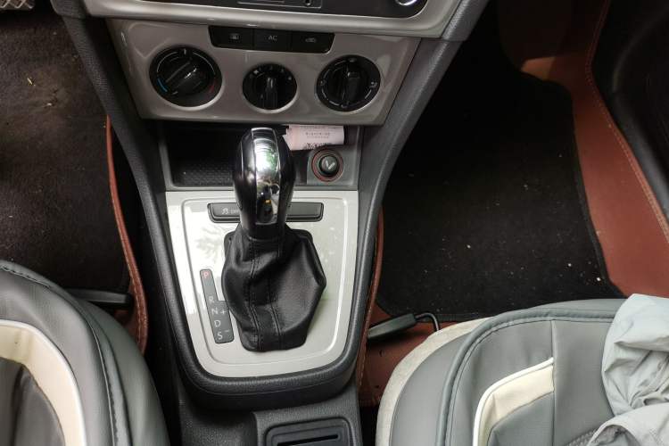 Used Volkswagen Lavida 2013 1.6L Automatic Fashion Edition Gear Lever
