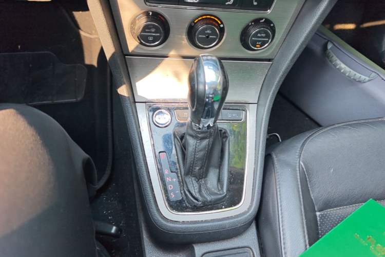 Used Volkswagen Lavida 2013 1.4TSI DSG Luxury Edition Gear Lever