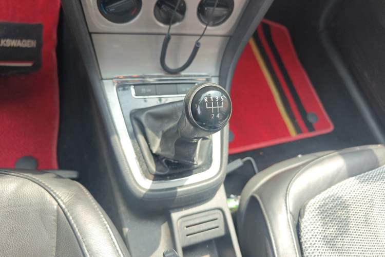 Used Volkswagen Lavida 2013 Restyled Classic 1.6L Manual Comfort Edition Gear Lever