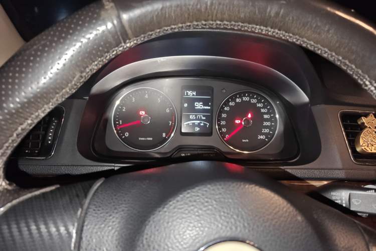 Used Volkswagen Lavida 2013 Revised Version 1.4 TSI Manual Comfort Edition Instrument Cluster