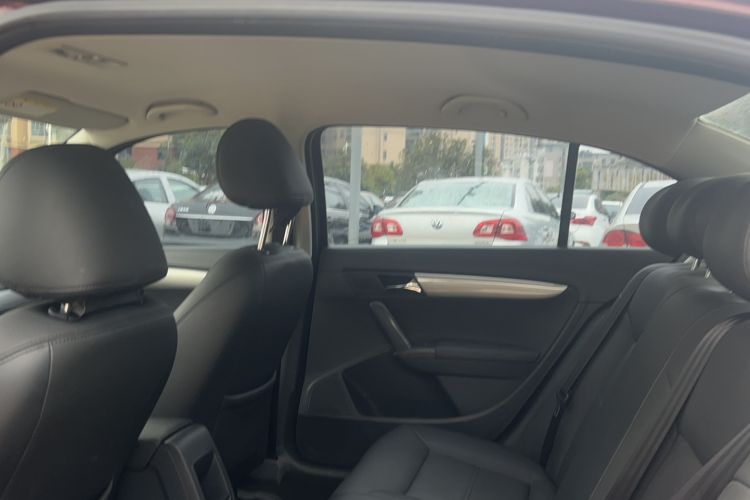 Used Volkswagen Lavida 2013 Revised Classic 1.6L Automatic Fashion Edition Interior 3