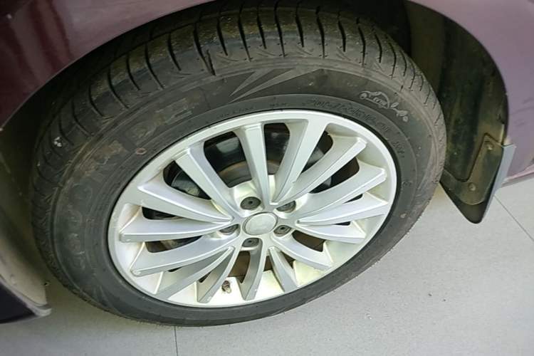 Used Volkswagen Lavida 2013 1.4 TSI Manual Luxury Edition Left Front Wheel Hub