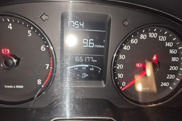 Used Volkswagen Lavida 2013 Revised Version 1.4 TSI Manual Comfort Edition Odometer Close Up