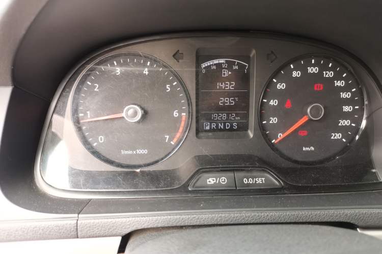 Used Volkswagen Lavida 2013 1.6L Automatic Fashion Edition Odometer Close Up