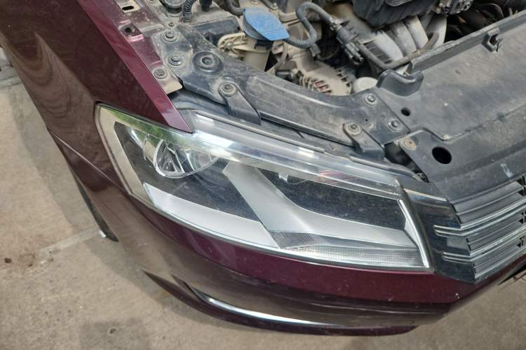 Used Volkswagen Lavida 2013 Revised Classic 1.6L Manual Fashion Edition Right Front Headlight