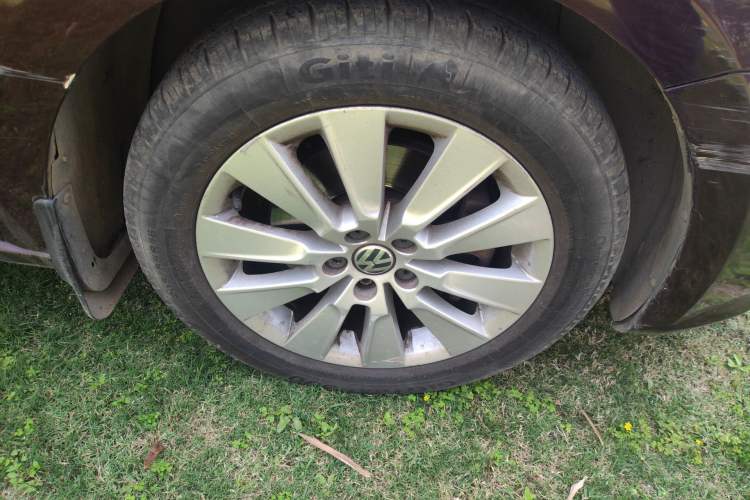 Used Volkswagen Lavida 2013 Revised Version 1.4 TSI Manual Comfort Edition Right Front Wheel Hub