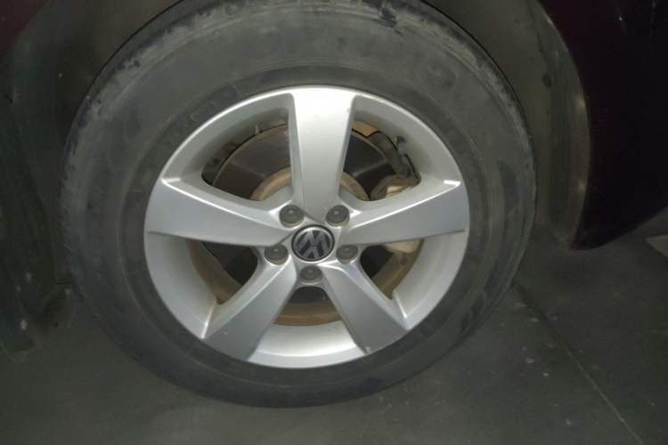 Used Volkswagen Lavida 2013 Revised Classic 1.6L Automatic Fashion Edition Right Front Wheel Hub