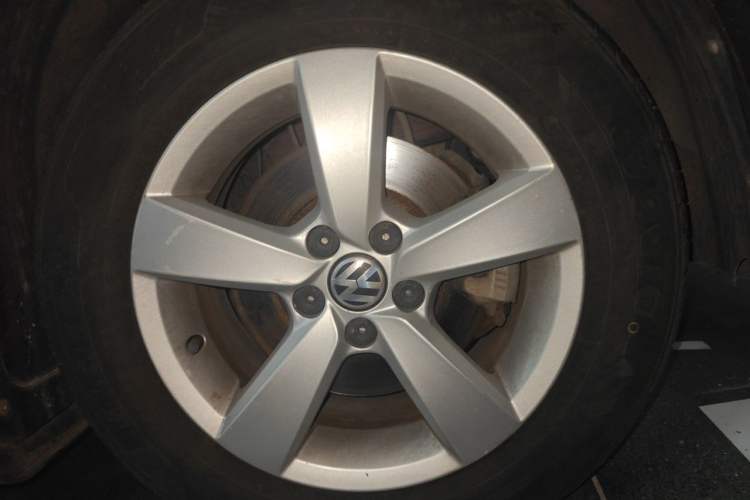 Used Volkswagen Lavida 2013 Revised Classic 1.6L Manual Fashion Edition Right Front Wheel Hub