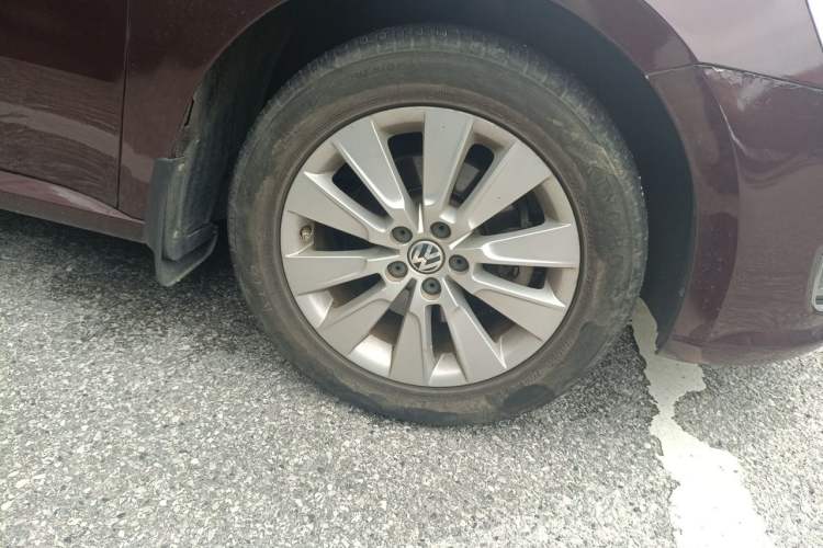 Used Volkswagen Lavida 2013 Restyled Classic 1.6L Automatic Comfort Edition Right Front Wheel Hub