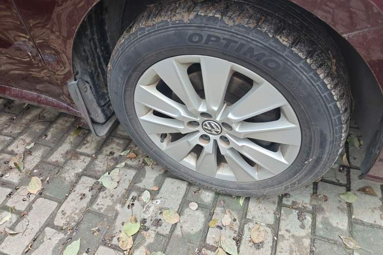 Used Volkswagen Lavida 2013 Restyled Classic 1.6L Manual Comfort Edition Right Front Wheel Hub